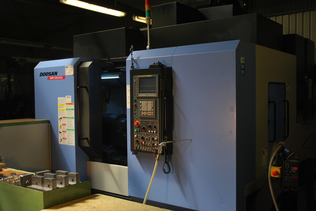 DOOSAN DNM 350/AX bölcsős 5 tengelyes CNC megmunkálóközpont