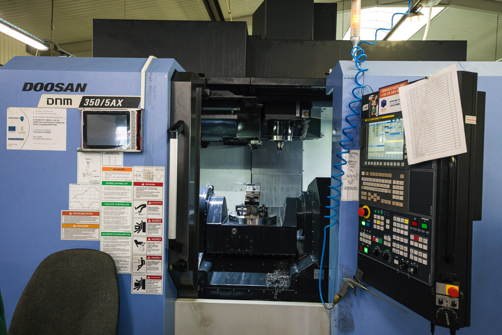 DOOSAN DNM 350/AX bölcsős 5 tengelyes CNC megmunkálóközpont